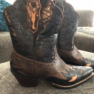 Women’s size 8 short cowboy boots Never worn!